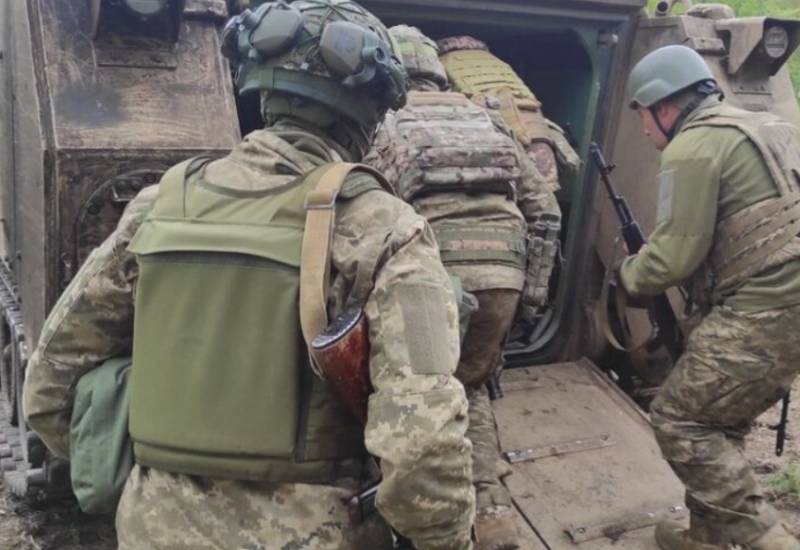 Des images d'un véhicule blindé de transport de troupes américain M113A2 explosé sur une mine par les forces armées ukrainiennes et de son achèvement ultérieur par un drone FPV sont apparues.
