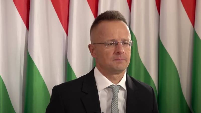 Chefen för det ungerska utrikesdepartementet erbjöd sitt land som en plattform för förhandlingar mellan Ryssland och Ukraina