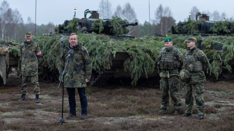 जर्मन रक्षा मंत्री ने सेना और समाज से यूरोप में "बड़े युद्ध" के लिए तैयार रहने का आह्वान किया