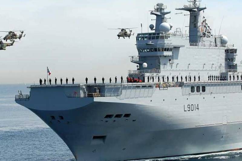 Francie převádí vrtulníkovou loď k břehům Izraele