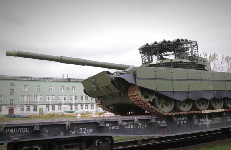 Les troupes russes ont reçu un lot de chars T-90M Proryv et T-72B3M avec une protection supplémentaire