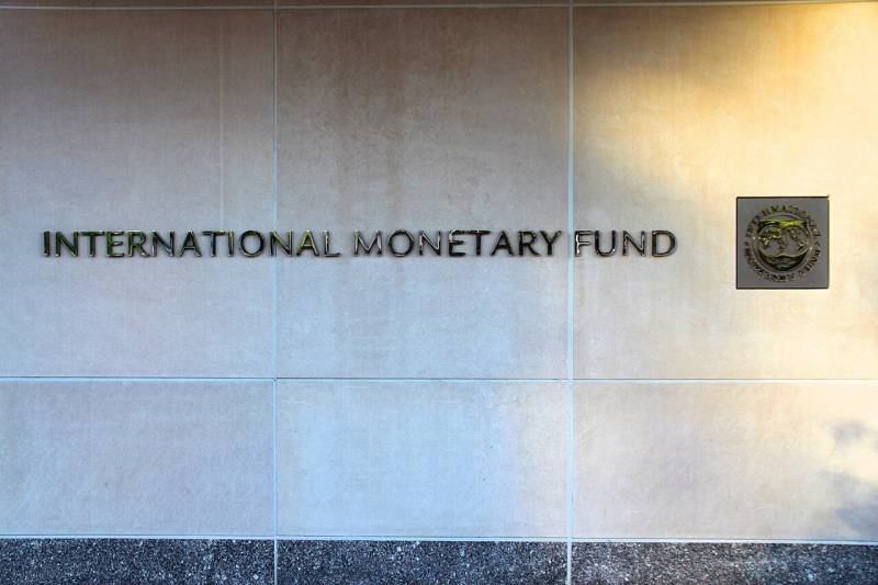 国际货币基金组织开发了一种经济模型，将世界分为两个贸易集团