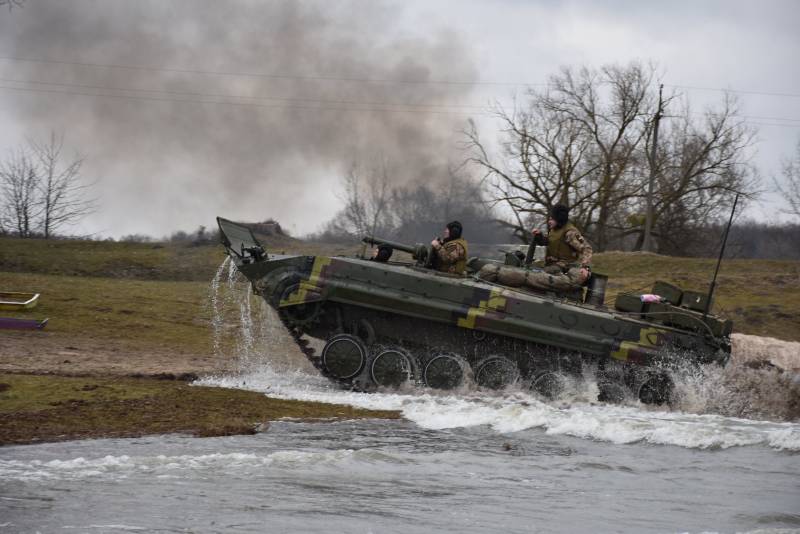 Боевая машина пехоты ВСУ затонула при отработке форсирования водной преграды на лёгкой бронетехнике