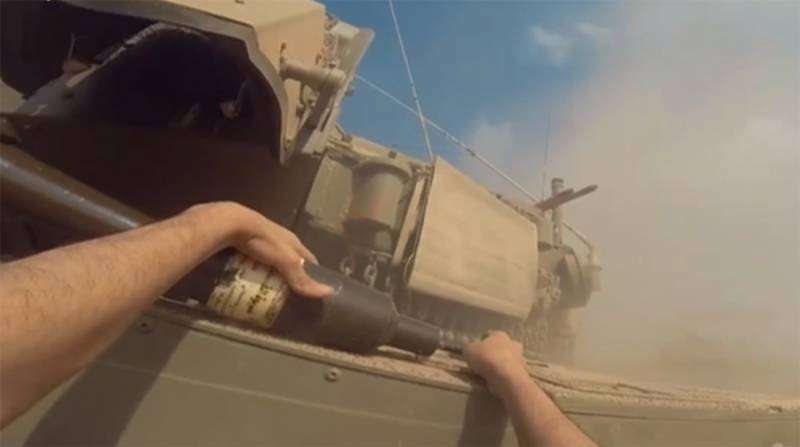 加沙地带“超近距离”战斗：哈马斯武装分子冷静地将手榴弹放在梅卡瓦坦克后部