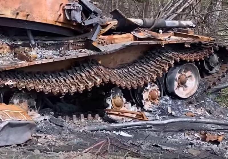 Боевики ВСУ опубликовали кадры с подбитым «Ланцетом» танком Т-72