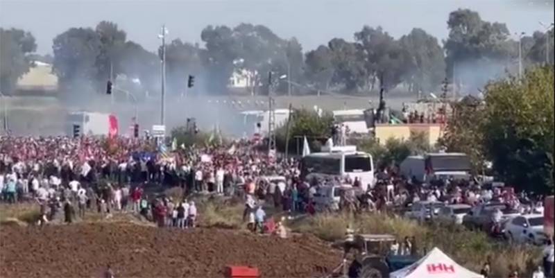 Manifestantes contra as ações israelenses em Gaza tentam invadir a base aérea dos EUA em Incirlik, na Turquia
