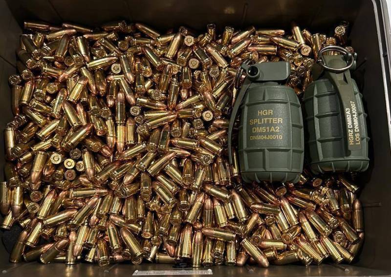 Het ministerie van Binnenlandse Zaken van Oekraïne ondervroeg de officier die een doos met NAVO-granaten aan de assistent van de opperbevelhebber van de strijdkrachten van Oekraïne gaf