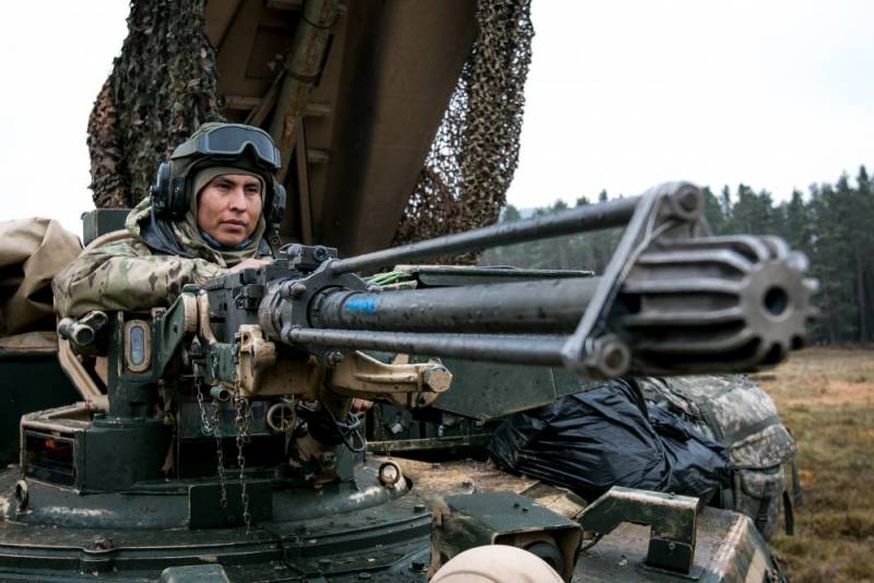 Comandante del veicolo dietro un supporto per mitragliatrice da 12.7 mm