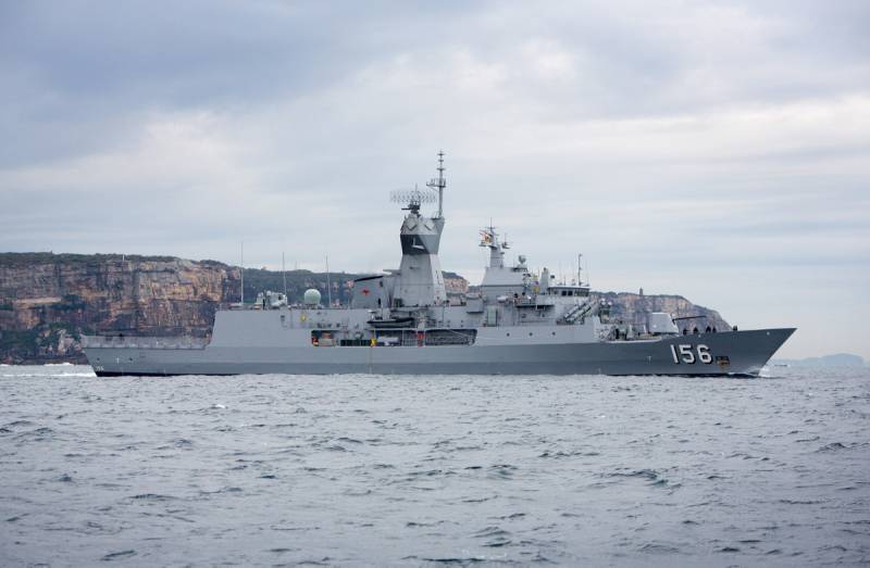 «Водолазы получили травмы»: Австралия обвиняет китайский эсминец в «опасном взаимодействии» со своим фрегатом