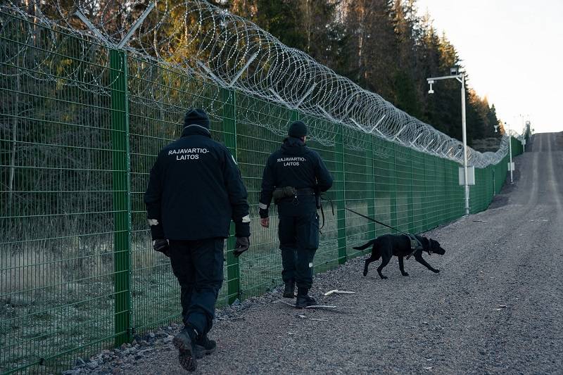 «Русские выталкивают их и закрывают шлагбаум»: в финской прессе пишут о наплыве иммигрантов из РФ