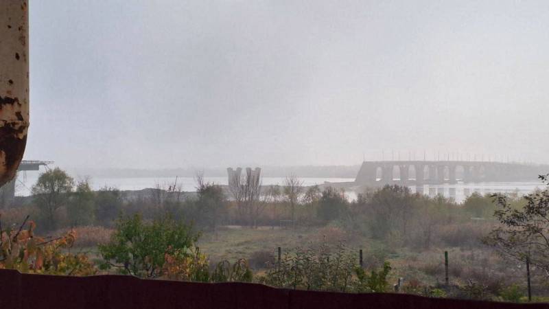 안토노프스키 다리(Antonovsky Bridge) 지역에서 드네프르강(Dnieper) 좌안을 건너던 우크라이나군 보병대가 파괴되었습니다.