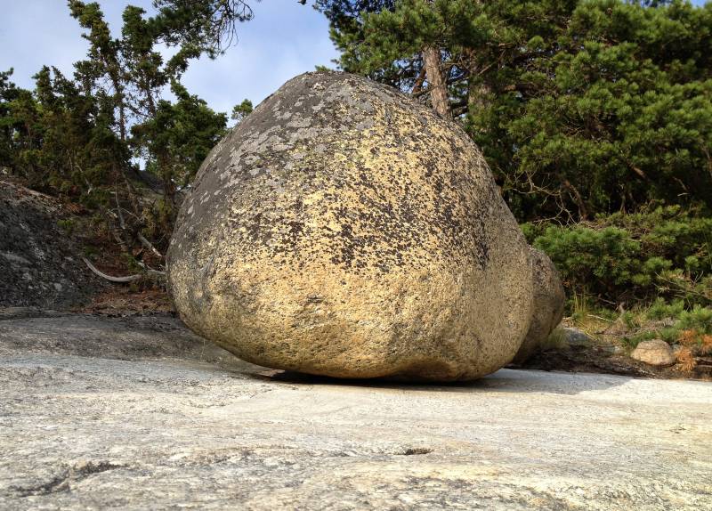 Expedition to the ancestors. "Migrant Boulders"