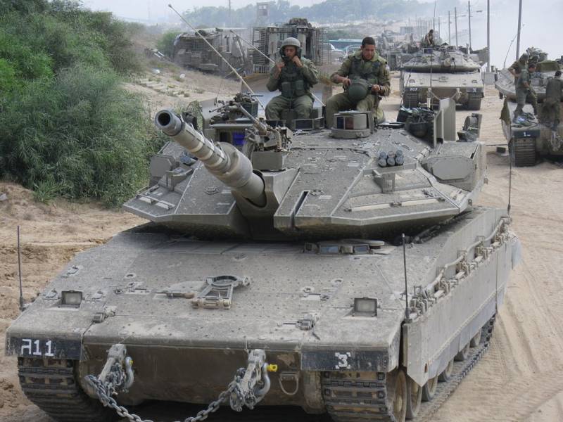 レバノンの過激派グループの陣地に向けて発射されたイスラエル国防軍戦車、そこからイスラエルに向けてロケット弾が発射された