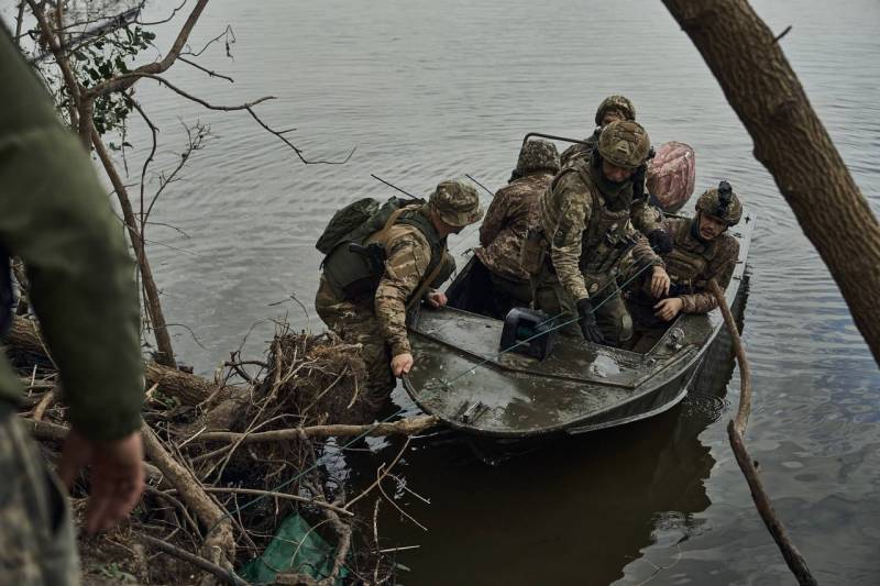 Глава киевского режима опубликовал фотографии военнослужащих ВСУ якобы с плацдарма на левом берегу Днепра