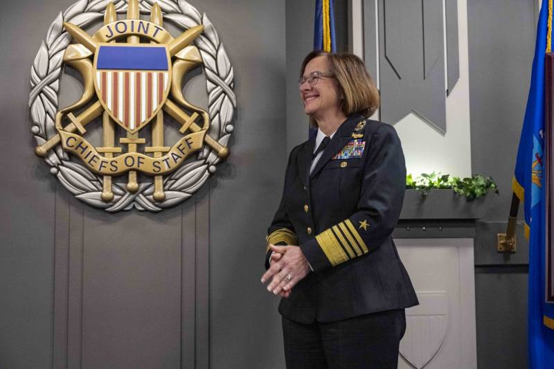 По први пут у историји Сједињених Држава, жена је заузела место шефа америчке морнарице.