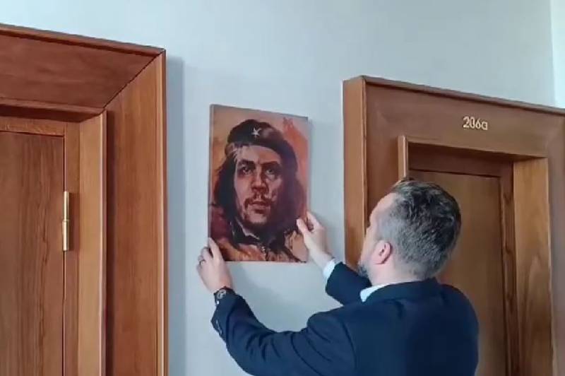 Der neue stellvertretende Sprecher des slowakischen Parlaments holte die EU-Flagge aus seinem Büro und tauschte das Foto von Präsident Caputova gegen ein Porträt von Che Guevara aus
