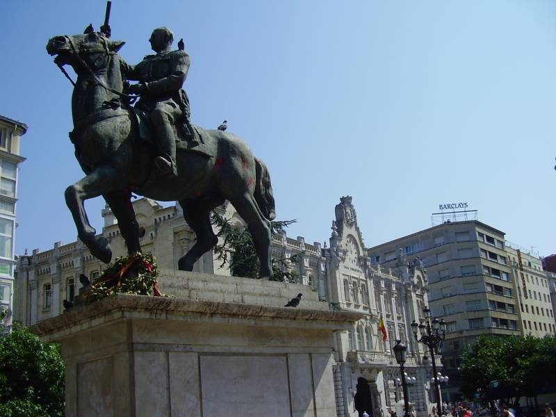 Последняя конная статуя Франсиско Франко в Сантандере, убранная из центра города 18 декабря 2008 года.