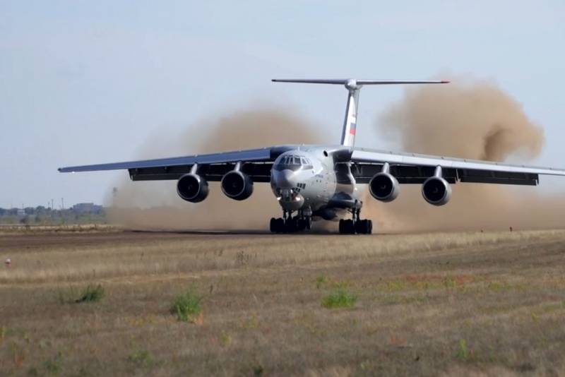 Транспортный самолёт Ил-76МД-90А на испытаниях впервые произвёл посадку на грунт и взлёт с него