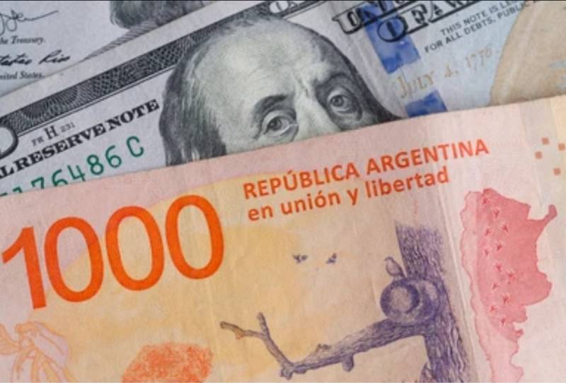 Financial Times: Президент Аргентины решил отказаться от идеи замены песо долларом