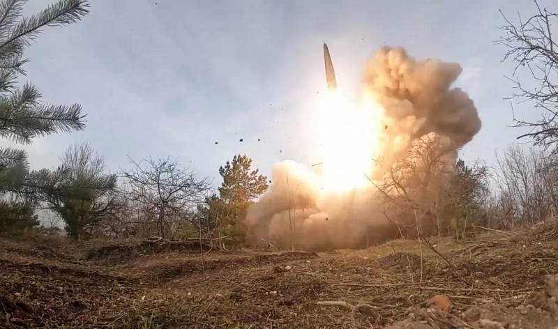 우크라이나 자원은 시상식 도중 우크라이나 군대 군인 집합에 대한 Iskander OTRK 미사일의 공격을 보고했습니다.