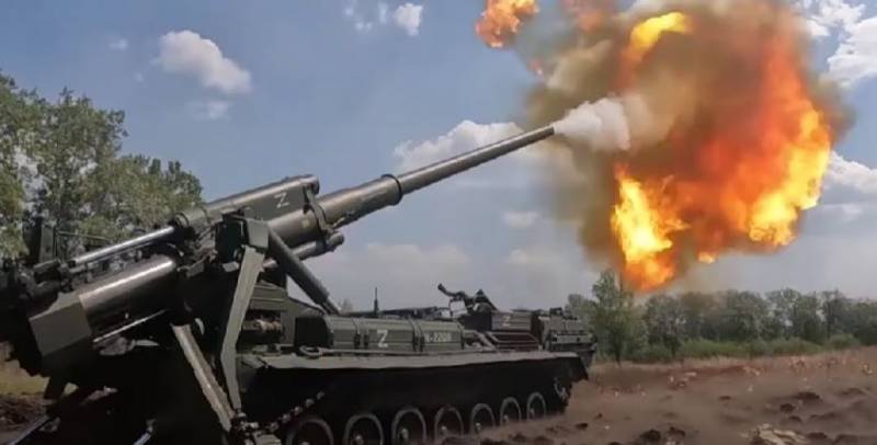 俄罗斯武装部队正在袭击阿夫杰耶夫卡附近的乌克兰武装部队阵地，乌克兰消息人士称该方向的局势至关重要