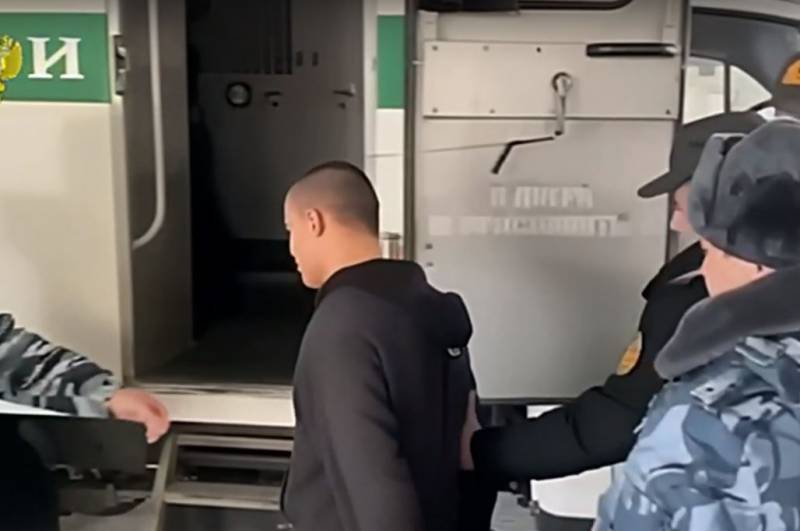 Footage of the transfer of the FSIN of the Russian Federation of the leader of a gang that beat passers-by in St. Petersburg, who fled to Azerbaijan, has appeared