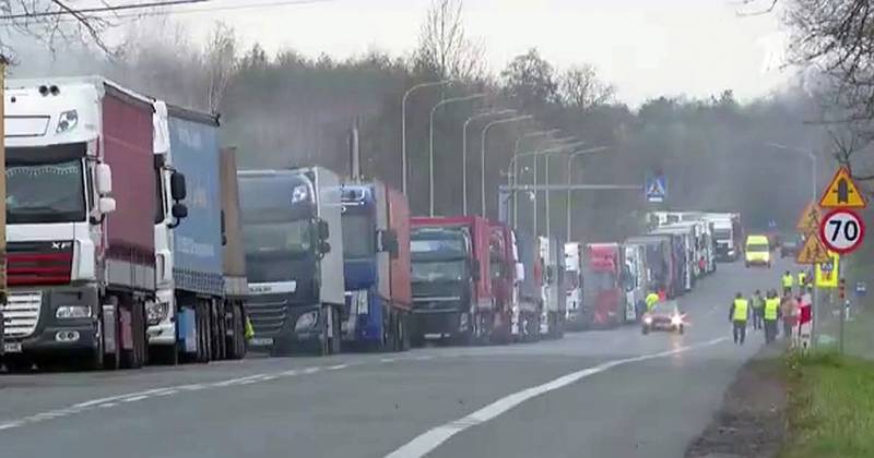 Médias ukrainiens : la longueur de l'embouteillage des camions en provenance de Pologne a dépassé 50 km