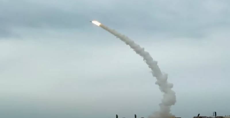 यूक्रेन की एक एयर डिफेंस मिसाइल के ओडेसा के रिहायशी इलाके में गिरने का फुटेज सामने आया है