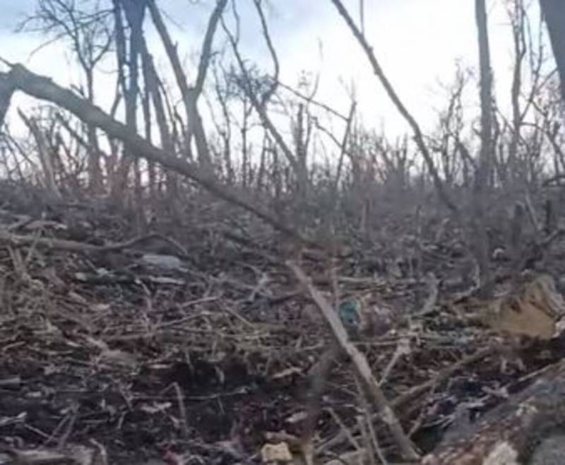 ウクライナ軍は、ロシア軍による砲撃の痕跡のあるアヴディーウカ近郊のウクライナ軍拠点の映像を示した。