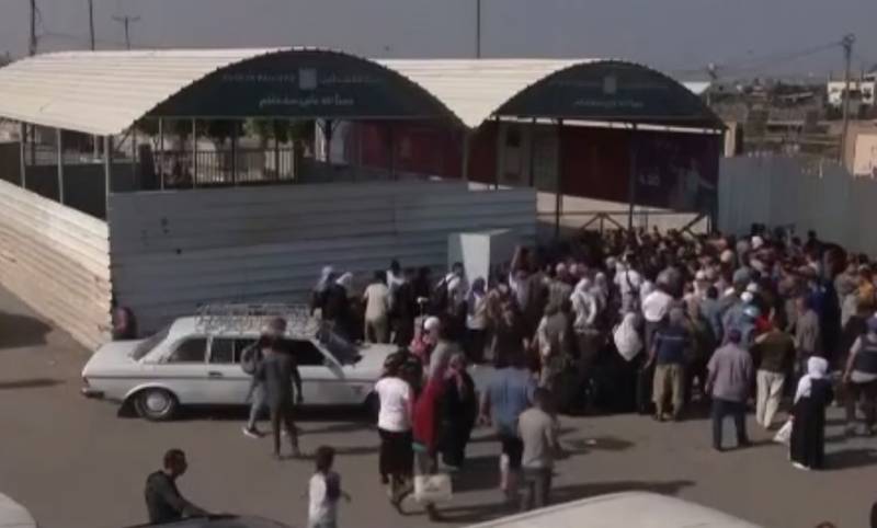 मिस्र के अधिकारियों ने गाजा पट्टी से विदेशियों को निकालने के लिए राफा चौकी खोल दी है।