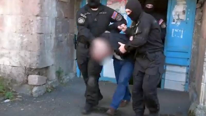 Národní bezpečnostní služba Arménie ukázala záběry zadržování teroristů připravujících se na obsazení vládních institucí