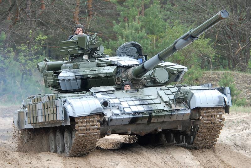 Trên đây là cảnh hai chiếc T-64BV của Ukraine bị máy bay không người lái FPV của Lực lượng Vũ trang Nga tấn công