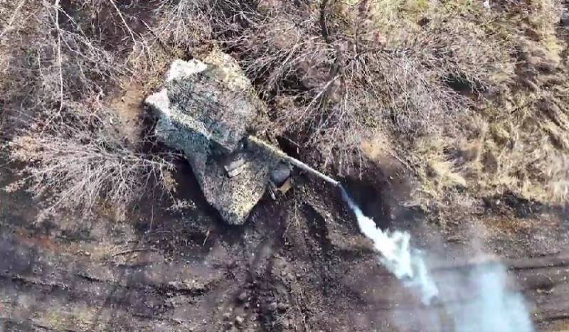 Приказани су снимци напада тенкова 1. армијског корпуса Оружаних снага Русије на положаје Оружаних снага Украјине у Маринки.