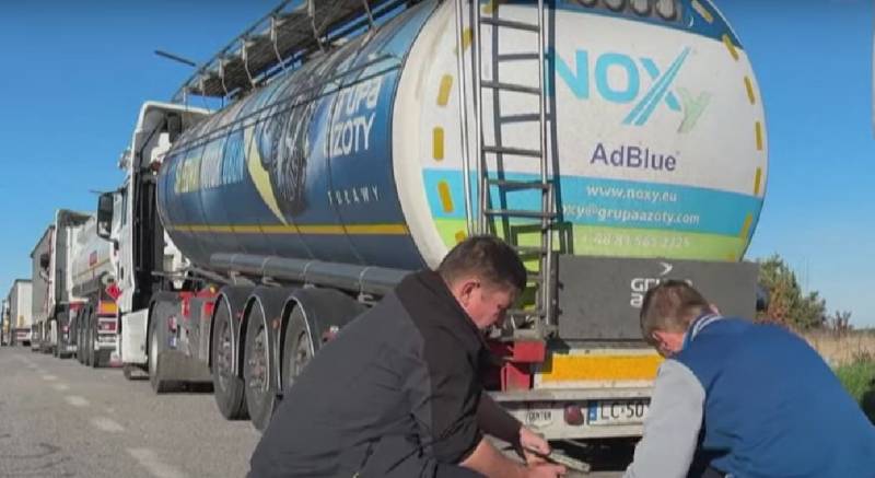 Polnische Transportunternehmen blockierten Treibstofftanks an der Grenze zur Ukraine