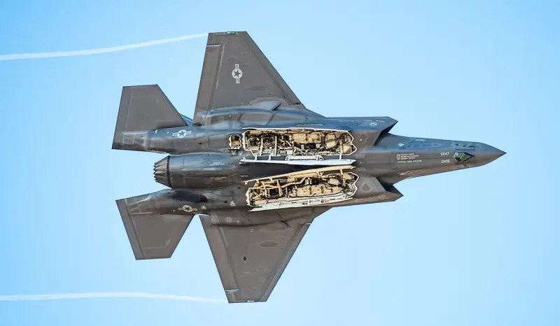 ВВС США планируют собрать один истребитель F-35 из двух ранее поврежденных таких самолетов