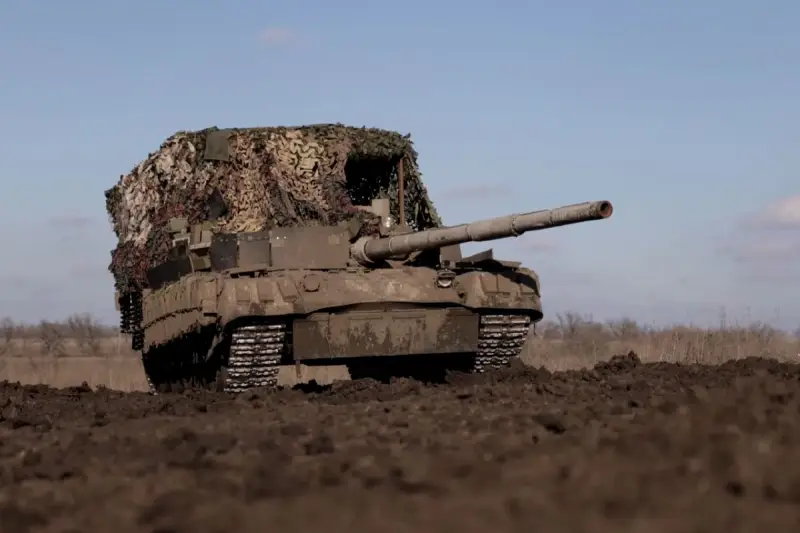 Минобороны: Участвующие в СВО танки Т-80БВМ начали штатно оснащать защитой от ударных беспилотников