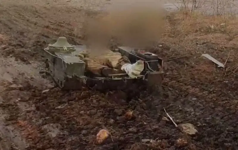 En Internet aparecieron imágenes del trabajo de una plataforma terrestre no tripulada casera de las Fuerzas Armadas de Rusia