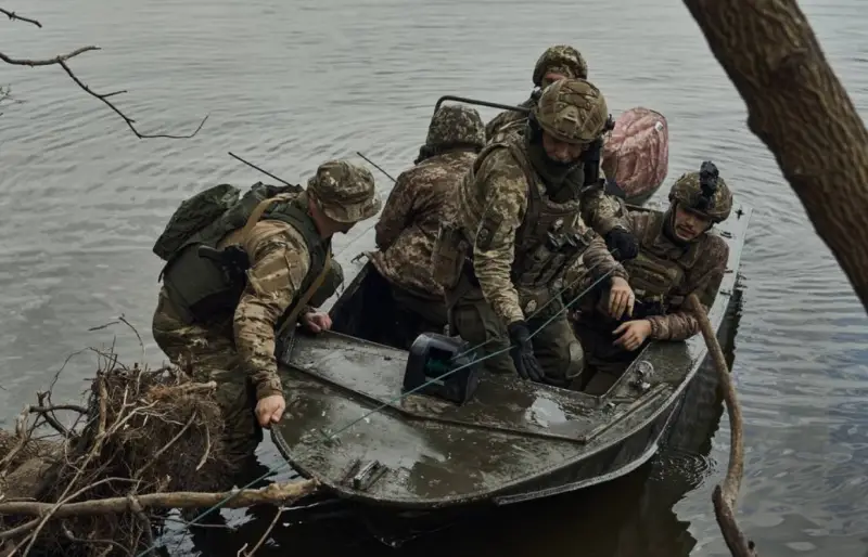 Появились кадры отхода военнослужащих ВСУ с левого берега Днепра