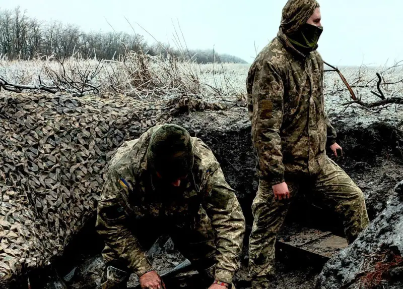Наступать сложно, обороняться не легче: украинские окопы тонут в грязи на фоне оттепели на фронте