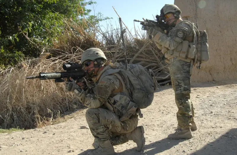 Американские солдаты сталкиваются с трудностями во время обучения выживанию в пустыне на французской базе в Джибути