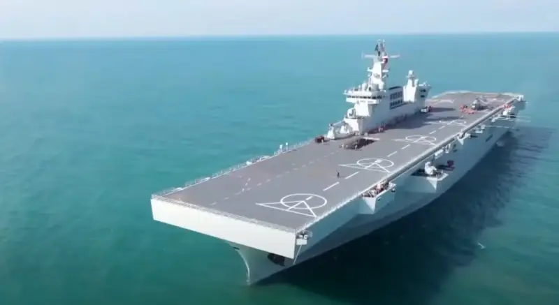 Китай спустил на воду четвертый большой десантный вертолетоносец