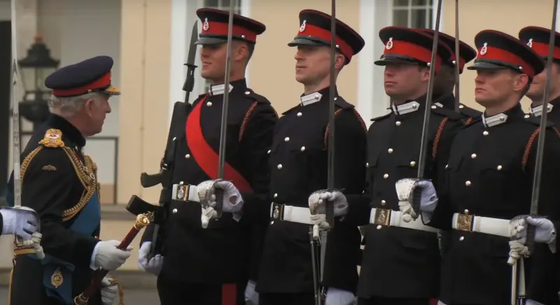 Можно сразу после школы: элитная британская военная академия в Сандхерсте снизила требования к будущим офицерам