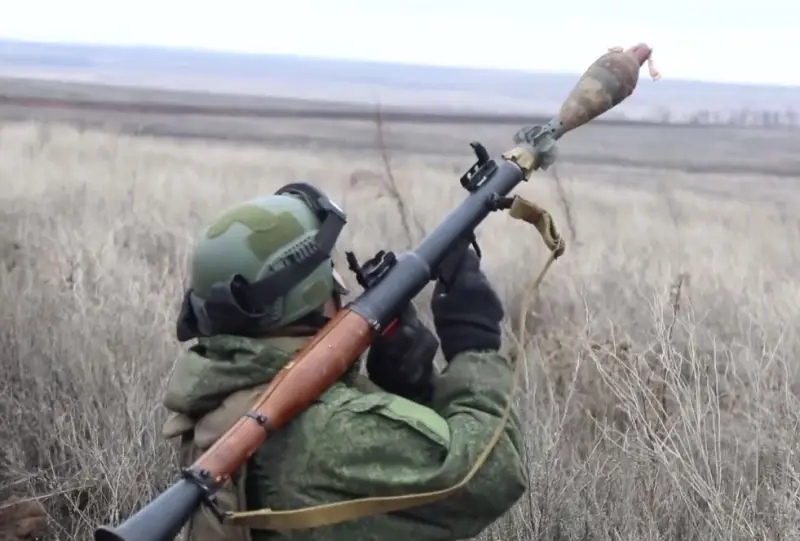 Российские бойцы на Южно-Донецком направлении приспособили гранатомет РПГ-7В к стрельбе 82-мм миномётными минами
