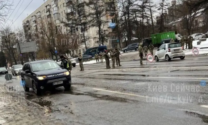 В Киеве начали появляться блокпосты с военными, предположительно раздающими повестки