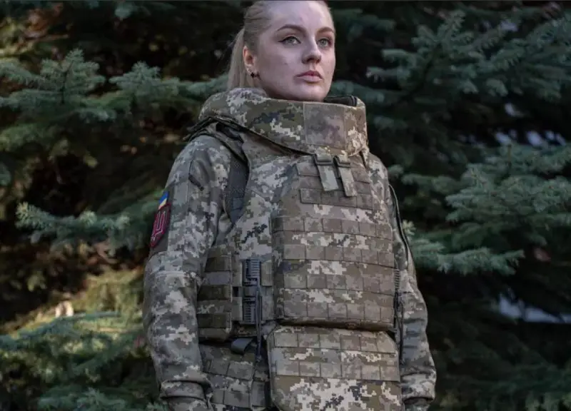 Украинское Минобороны утвердило первый бронежилет, адаптированный к женскому телу
