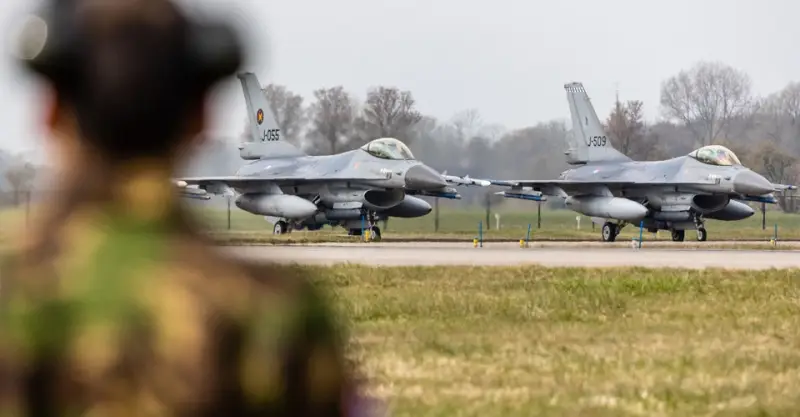 Минобороны Великобритании: Первые шесть пилотов ВС ВСУ завершили базовое обучение на истребители F-16