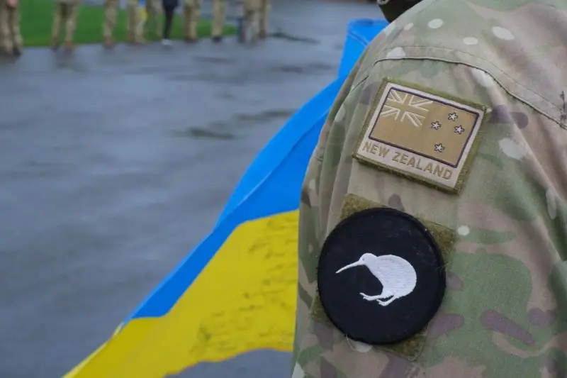 Показаны кадры проводов украинских военнослужащих на фронт военными инструкторами из Новой Зеландии