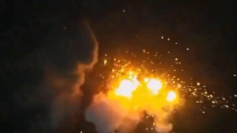 В ночное время российские дроны «Герань» нанесли огневое поражение арсеналу ВСУ в Бердичеве и объектам на аэродроме Староконстантинов