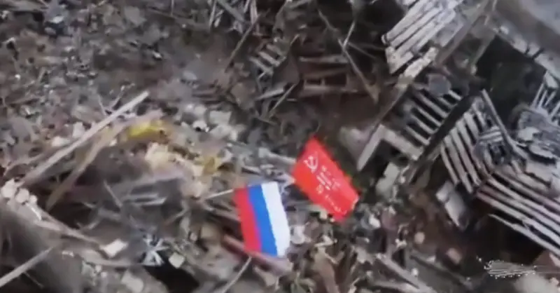Появились кадры с установкой флага России и знамени Победы на западной окраине Марьинки