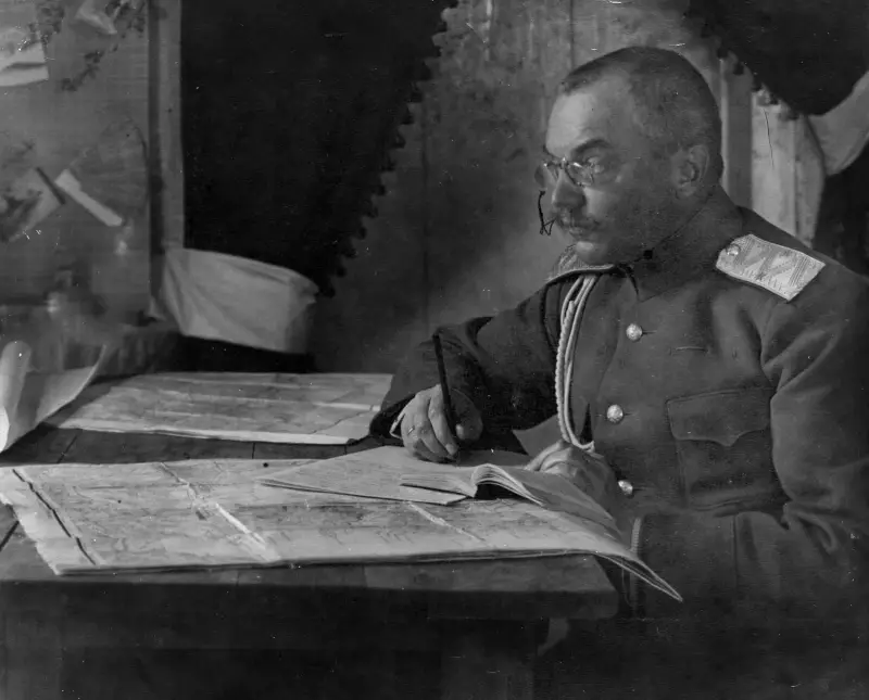 Trung tướng Alexey Pavlovich von Budberg xuất thân từ quý tộc cha truyền con nối của tỉnh Livonia. Ông đứng đầu trụ sở của pháo đài Vladivostok trong hơn mười năm và là một trong những nhân vật quân sự nổi tiếng nhất từng phục vụ ở Viễn Đông. Chỉ huy một sư đoàn bộ binh và quân đoàn trong Thế chiến thứ nhất, người đứng đầu Bộ Chiến tranh trong chính phủ của Đô đốc A.V. Kolchak. Tác giả của cuốn hồi ký nổi tiếng “Nhật ký của một Bạch vệ”.